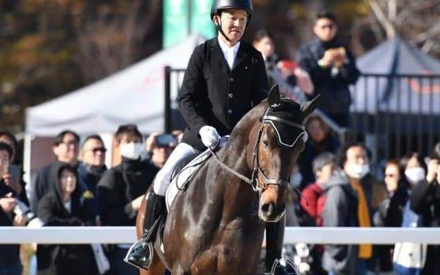 引退競走馬に管理調教師が乗って/島田明宏