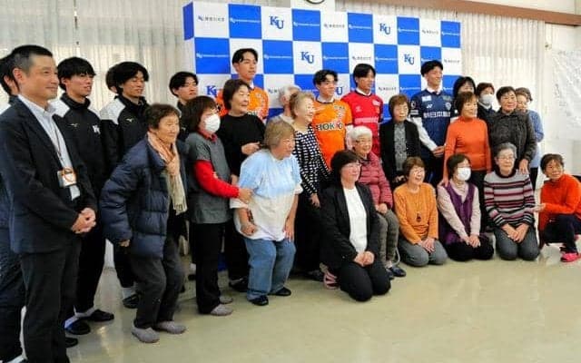 神奈川大の4人、Jリーグ内定会見は寮のある団地で　住民もエール