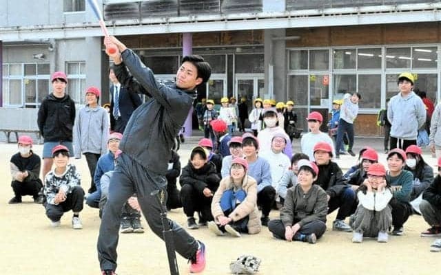 広島入団の神村学園伊賀・西川選手、市役所や母校訪問