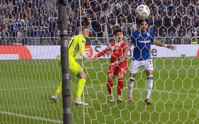 スタジアム騒然！日本代表MF、“まさかの形”で欧州初得点「あそこに入って行くの大事」「持ち味が詰まってる」出場２分で大仕事