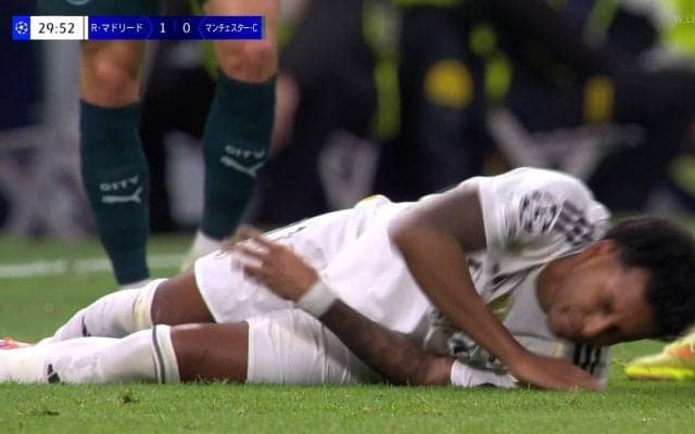 一体何が起きた？R・マドリーの本拠地で危険なスリップ連発「味方を壊してるやん」“ズルズル芝”にブラジル代表FWが足を滑らせて悶絶「サッカーできる環境じゃない」