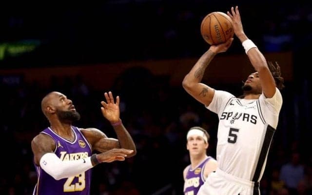 レブロンが昨季新人王に贈り物「どんどん上を目指せ」敗戦後に“ヤングキング”へエール