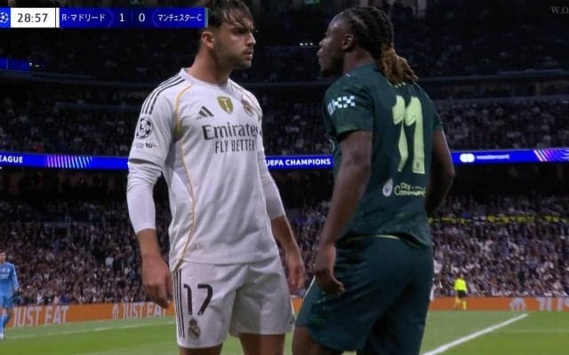 一触即発！緊迫のフェイスオフ「バチバチやな」接触プレーで倒れた相手を見下ろす煽り行為→体当たりに仁王立ちで応戦「退場するなよ」