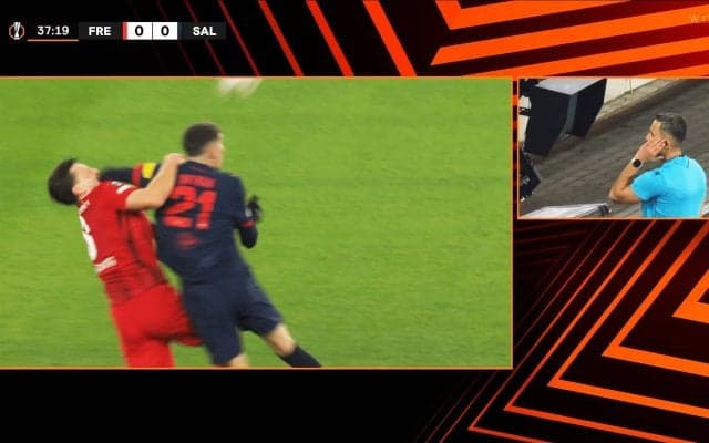 鼻から大量流血…「肘を振ってる」超危険エルボーで一発退場「なんで笑ってる？」「今大会終了だな」22歳FWに批判殺到