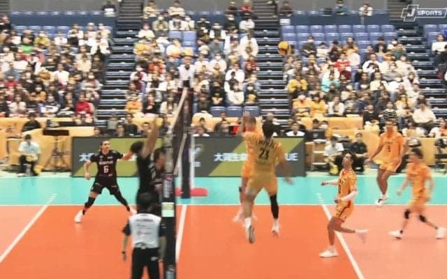空中姿勢が“シェー”！？ 男子バレー、トリッキーな“背面ショット” 「意味わからなすぎて」