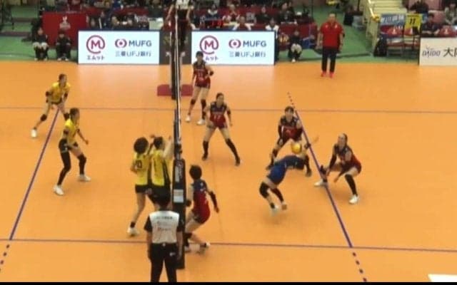 バレーボール、“止めまくる”女子選手が躍動 迫力ブロックに相手リベロが吹き飛ぶように仰け反る