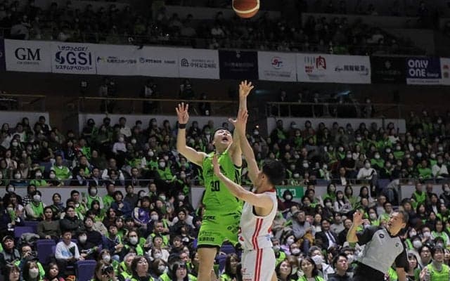 富永啓生が圧巻“4点プレー”を披露…高火力なオフェンスで富山を圧倒した北海道が11連勝目