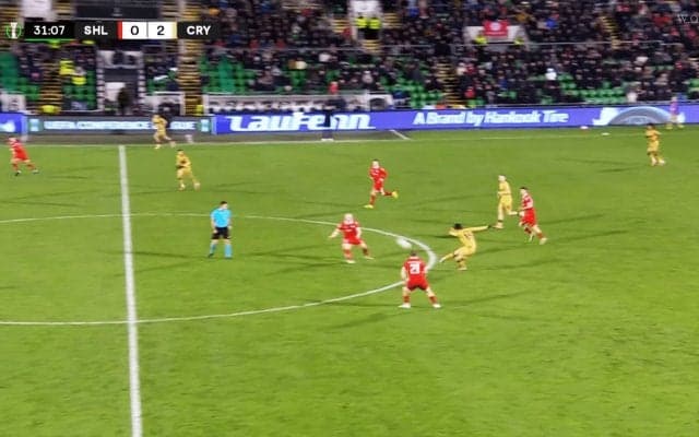 「１人だけクオリティが違いすぎる」鎌田大地の“芸術的ロングパス”にファン驚愕！「全てを支配してる」チャンス演出の瞬間