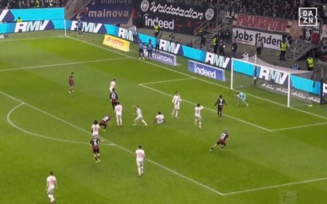 なんで…！？  堂安律のスーパーゴールで“異変”「絶望させた」「ドン引きやん」相手GKの様子がおかしくなる「悪魔の左足やな」