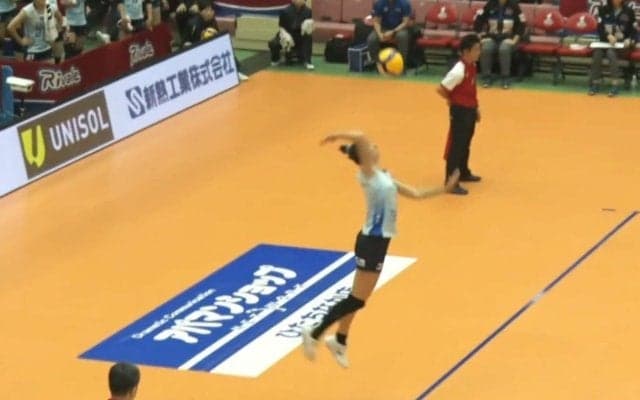 サーブの軌道がおかしい… 女子バレー、“ストン”と落ちる魔球でエース 味方ベンチは歓喜のダンス