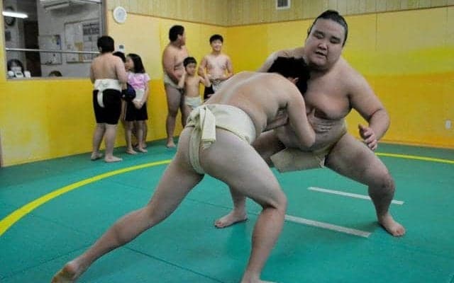 後輩に胸貸し「はっけよい」　愛媛出身・風賢央関が松山で稽古