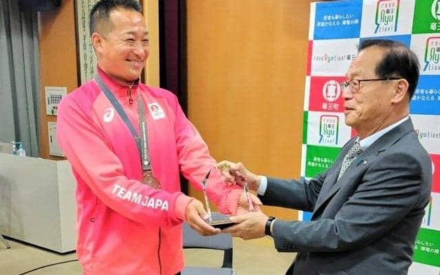 デフ五輪ハンマー投げ「銀」の森本さん　滋賀県竜王町民栄誉賞第1号