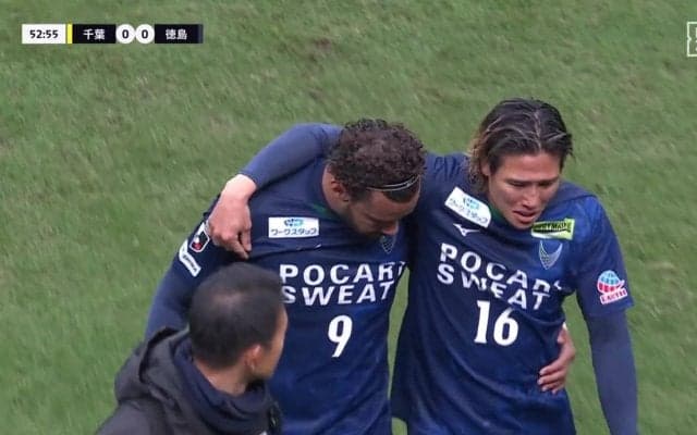 「辛いな」J2徳島主将、大一番で無念の負傷交代に号泣「悔しいだろうな」相手選手と激しい接触→足首を捻って立ち上がれず「もらい泣きしそう」