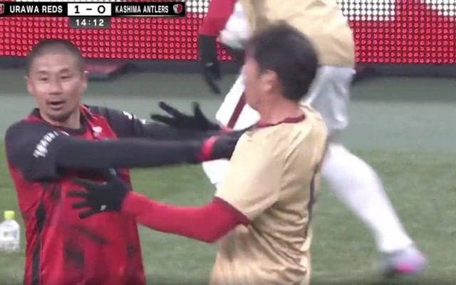 「ブーイングがガチなんよ笑」浦和OBが鹿島OBに弾き飛ばされる→胸をどついて応戦「いちゃついてるな」「面白くていい」一触即発“風”バトルにファン大興奮
