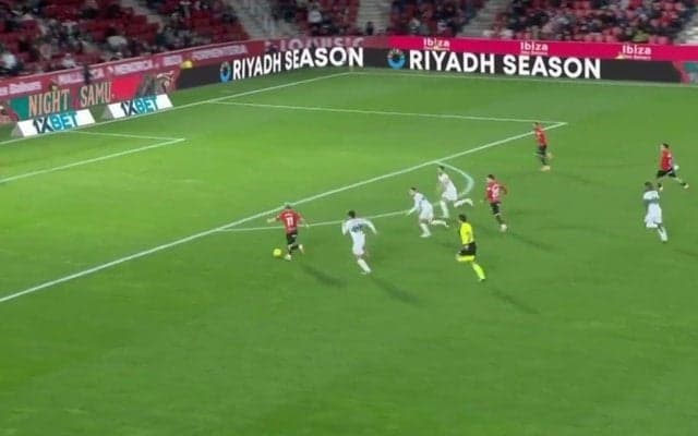 なぜ…？日本代表FW、超高速ボール奪取から迎えた決定機でパスを選択→アシスト未遂に「自分で打てばいいのに」「なんでパスした」ファンは不満の声