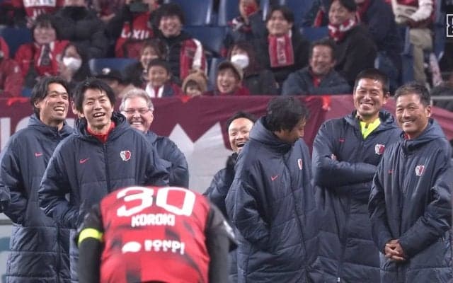 浦和OBが鹿島OBをパンチ＆キックで粉砕!「何この演出w」大先輩をいじり倒す“感謝”のメッセージ動画が話題沸騰「おもちゃにされてる」「めちゃくちゃ仲良いやん」