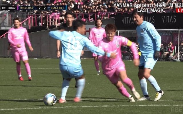 天才すぎる！引退・柿谷曜一朗、“超高速”の股抜き突破が「オシャレ」「THIS IS 柿谷」元同僚も驚愕「股ってあんなに通せるもんなん？」