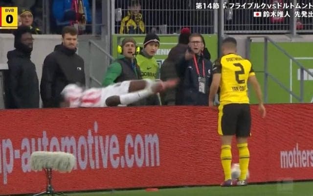 「退場させろよ！」イラついて突き飛ばす→看板から落下する“問題シーン”「レッドだろ？」ピッチ外で場外乱闘が突如発生