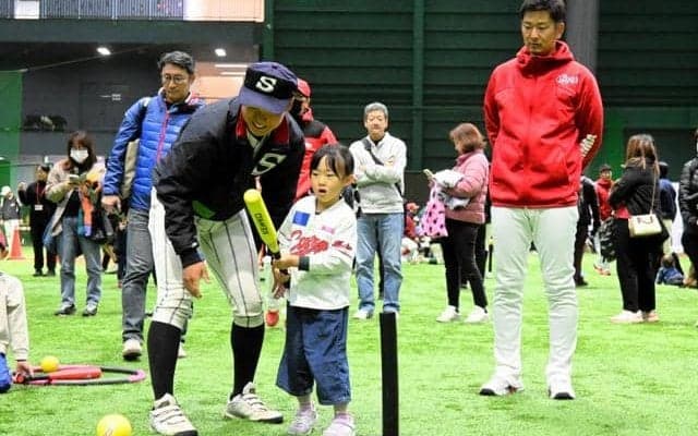元カープ選手に教えてもらったよ　野球教室に子ども113人が参加
