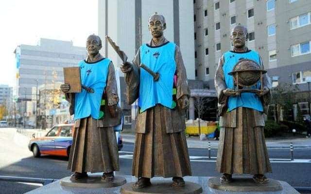 バスケ・佐賀バルーナーズ、偉人像25人がユニホーム姿に