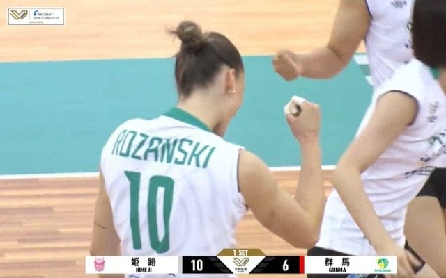 女子バレー、速すぎて見えない超速ハイタッチ 強烈スパイクの直後に驚きの光景