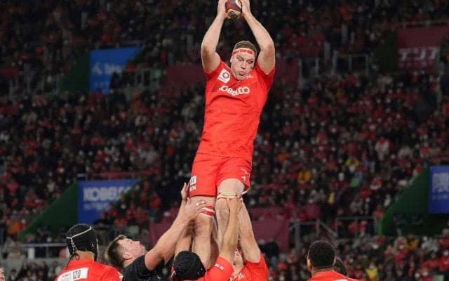 開幕に向けて組んだ全員のスクラム。努力で作り上げた“赤に染まった”スタンド