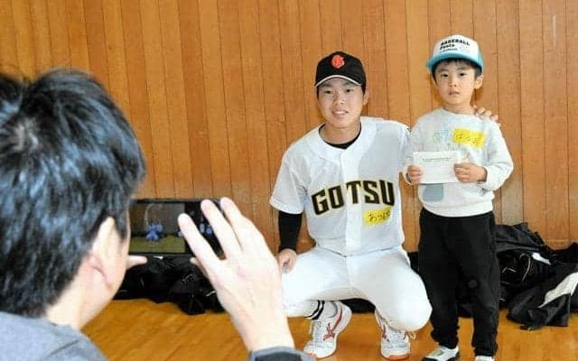 投げるのも打つのも上手だね　球児が子どもたちと「野球フェスタ」
