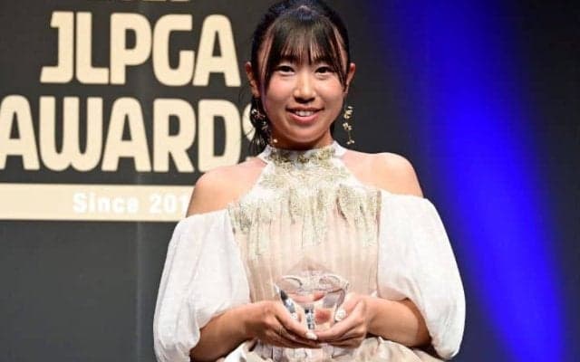 「乃木坂デザインだー」フリルも着こなす25歳“アイドルゴルファー”に絶賛の声「僕の救世主です」「肩出しドレスナイス」