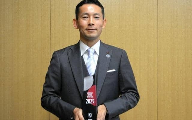 Jリーグアウォーズで最優秀副審賞　松江市職員の三原純さん