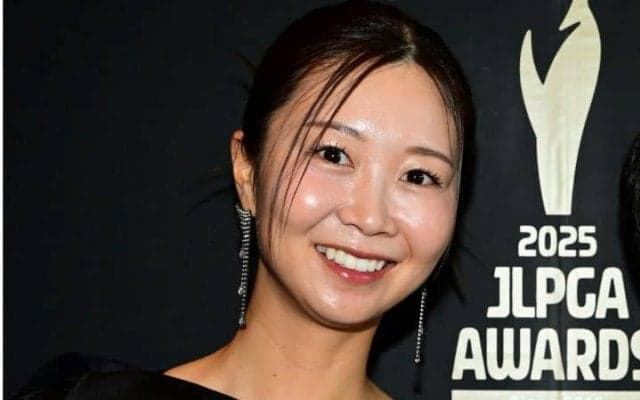 女子ゴルフ表彰式の一番人気⁉　今季初優勝30歳にツアー仲間から「たまりません」「ビジュ良すぎです」「はい可愛い!!」の声