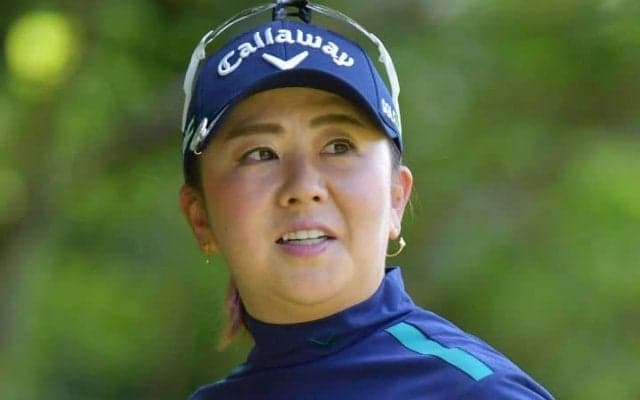 ベールアップからの額にキス…ベテラン女子ゴルファーがラブラブ写真を公開　ボートレーサーの年下夫との挙式を報告