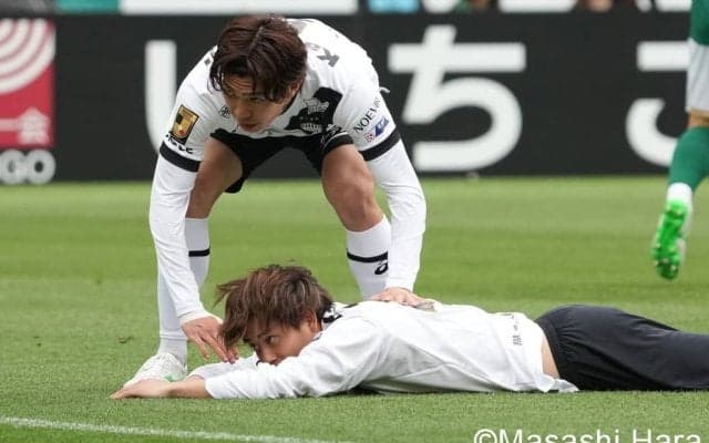 ｢決定的チャンスを防がれ、天を仰ぐ…｣世界中のサッカー中継で流れる｢お馴染みの映像｣【｢シュートを外した後のストライカー｣のあるべき姿】(1)