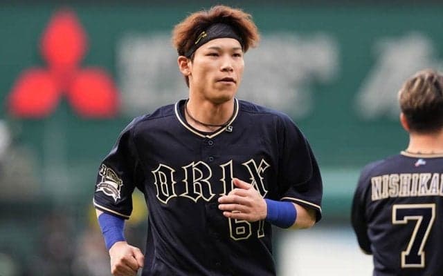 フェンスに激突しながら“超美技”　一歩間違えれば大事故も…球界OBが絶賛「無駄がない」