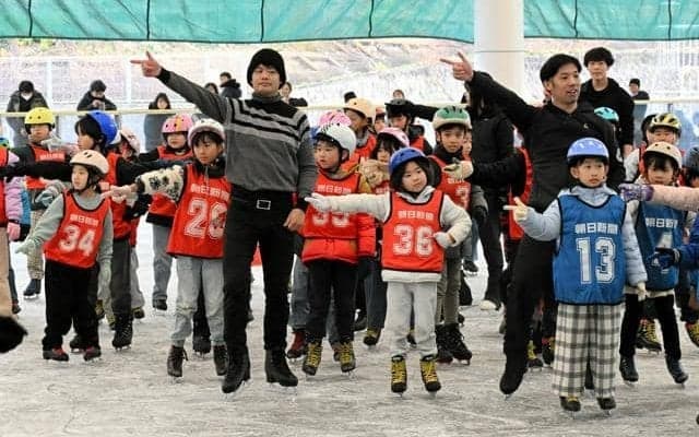 子どもの演技に拍手　元五輪選手が立つことから教えたスケート教室