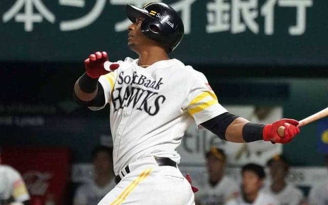 鷹退団から3年…元助っ人が異国で残した「.995」　変わらぬ打棒に騒然「もう40歳なんや」