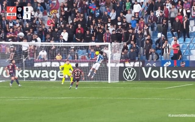 「すげーレア！」久保建英の“プロ初”ヘディング弾にSNS騒然「意外と難しいぞ」「頭で決めるの新鮮」大ジャンプからGK翻弄