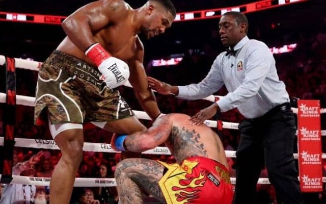 元世界王者ジョシュアが圧倒KO勝ち…お騒がせYouTuberの“茶番劇”に非難の嵐「逃げ回るのがやっと」「実に不愉快だ」