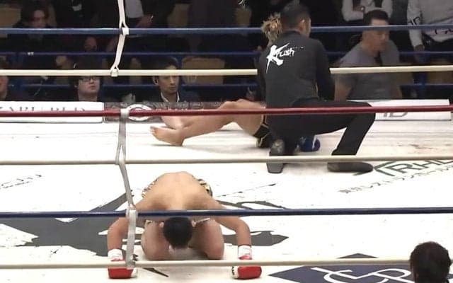 左ハイで衝撃KOも直後に土下座 異例の光景 「ちょっと記憶が飛んでる」劇的結末も「これは気まずい」複雑な反響