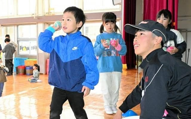 「打つの難しい」「投げるの楽しい」山形南高野球部がこども野球教室