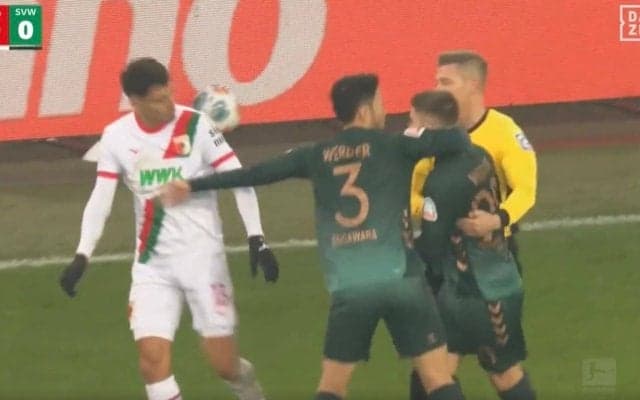 場内騒然！ 菅原由勢にブチギレ… 挑発的ガッツポーズで“一触即発”「何してんだよ」相手選手が突き飛ばす→味方が応戦して混乱