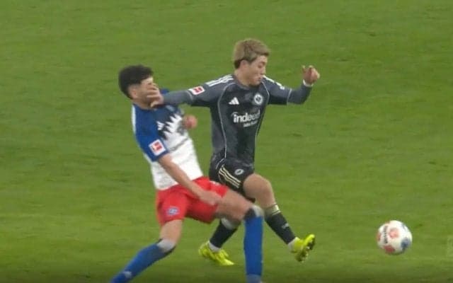 これは… 堂安律、まさかの“顔面に一発”「エグいな」「堂安強いなw」強烈タックルを回避→相手が吹っ飛ぶ