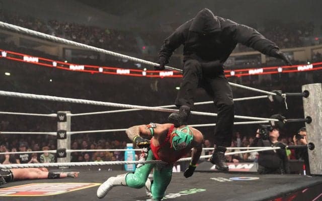 突如現れた“謎のフード男”の正体とは？ 素顔を見せるも会場は「変な空気」に…一体なぜ？ ファン困惑「長期離脱だったから…」