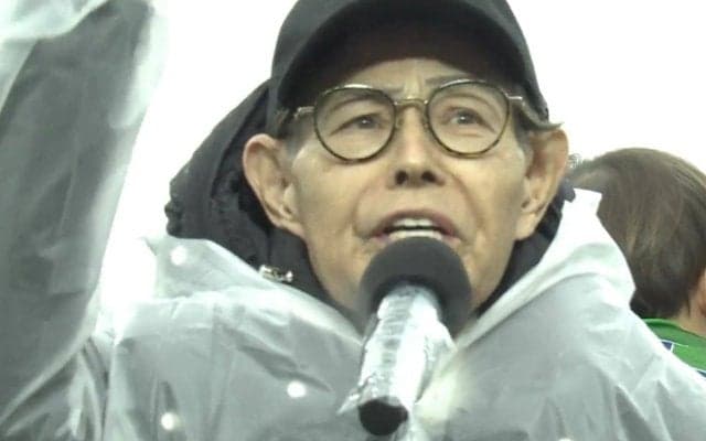 「流石過ぎる」82歳レジェンド芸人、元日本代表MFの引退試合で「ヘッキシ！」まさかのくしゃみ芸にサッカーファン歓喜「スタジアムで“加トちゃんペ”コールするなんて」