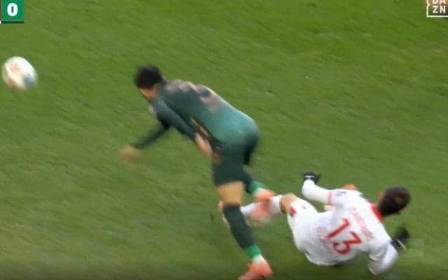 なんでキレてんの？ 菅原由勢、強烈タックル→相手を吹っ飛ばす瞬間「イラついてるな」闘志溢れるプレーで“宣戦布告”