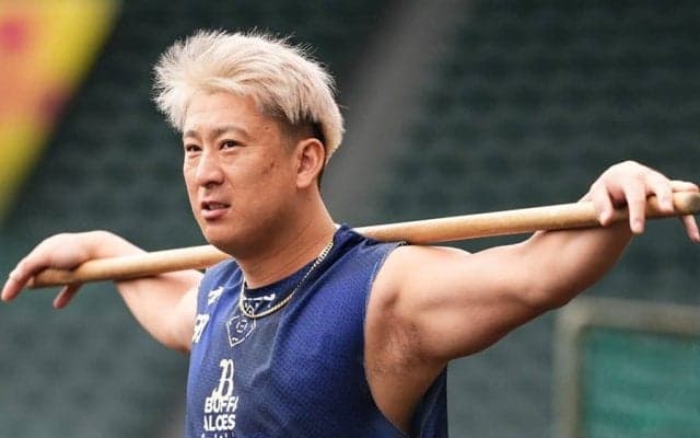 “全部見えてる”のサンタコスに反響「可愛い」　衝撃衣装にファン爆笑「迫力すごい」