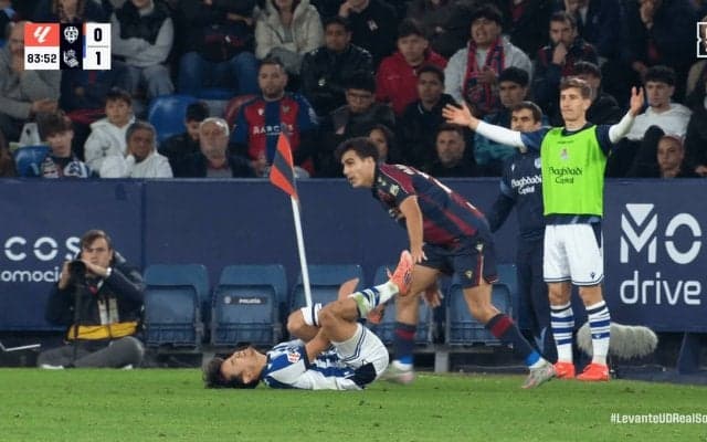 「ふざけるな！」久保建英、“危険タックル”の被害…「怪我が怖い…」「足を引いてるけど削った」足首を押さえて倒れファン悲鳴