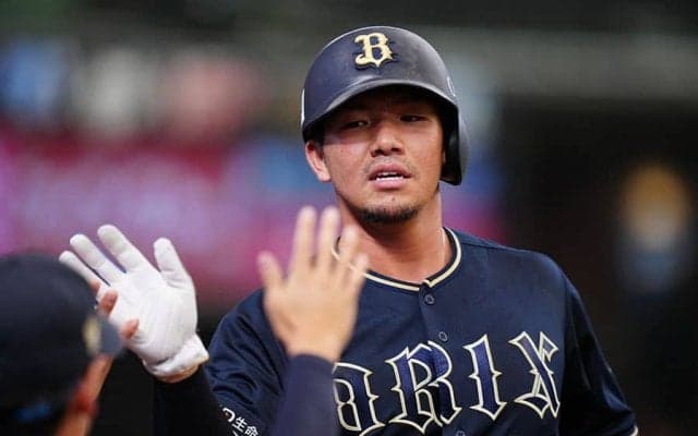 輝く“3桁万円”の逸品…オリ主砲の左手首に視線集中　ファン羨望「金ぴか！」