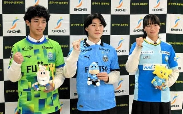 埼玉・昌平高サッカー部男女3選手がプロへ　同校で会見、抱負語る