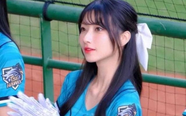 オフに降臨した台湾美女…サンタ＆ヘソ出し　“特別仕様”に悶絶「あああ、可愛すぎ」