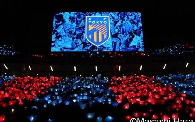 ｢凄い時代になったな｣FC東京と世界的ガールズグループがまさかのコラボ！ユニフォーム風シャツに｢めっちゃインテルマイアミww｣｢ユベントスみたい｣